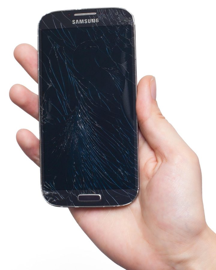 知未 App 主界面在手机屏幕上的展示，深色背景中排列着今日记录卡片与检索入口，光线柔和，呈现专注记录的使用氛围